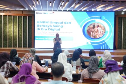 Manager Small Medium Enterprise (SME) Service II Khoirina Fajar saat memberikan paparan pada acara workshop bertajuk “GO DIGITAL, GROW FASTER” di Bandung, pada Kamis (16/10/2025). Foto: Telkom Indonesia