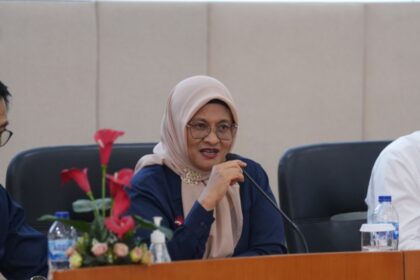 Direktur Utama Telkom Dian Siswarini saat memberikan kuliah umum pada acara Seminar Telkom AI Connect dengan tema “Building Next- Generation AI Talents for Indonesia’s Future”. Foto: Telkom Indonesia