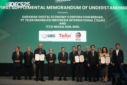 Penandatanganan Memorandum of Understanding (MoU) antara PT Telekomunikasi Indonesia International (Telin), Sarawak Digital Economy Corporation Berhad (SDEC), dan ITCO Niaga Sdn Bhd (ITCO) untuk bekerja sama dalam perencanaan dan pengembangan sistem kabel laut Indonesia Cable Express II (ICE II) pada acara pembukaan International Digital Economy Conference Sarawak (IDECS) 2025, pada Rabu (22/10/2025) di Borneo Convention Centre Kuching (BCCK). Foto: Telkom Indonesia