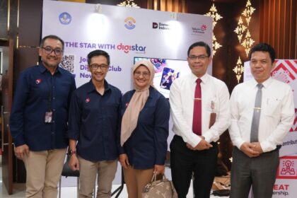 Direktur Utama Telkom Dian Siswarini (Tengah), Direktur Human Capital Management Telkom Willy Saelan (Kedua dari Kiri), dan EVP Telkom Regional 1 Dwi Pratomo Juniarto (Paling Kiri) saat mengunjungi booth Digistar pada acara Seminar Telkom AI Connect di Universitas Negeri Padang pada Senin (27/10/2025). Foto: Telkom Indonesia