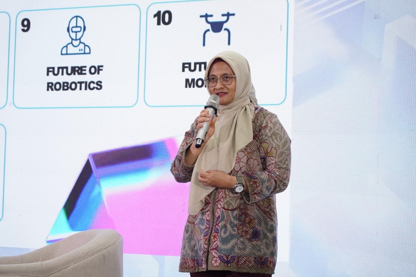 Telkom Hadirkan Startup Binaan Berbasis AI Dalam Acara AI Campus di UMY 2 Direktur Utama Telkom Dian Siswarini saat memberikan pemaparan pada acara peluncuran Telkom AI Campus di Universitas Muhammadiyah Yogyakarta (UMY) pada Kamis (23/10/2025). Foto: Telkom Indonesia