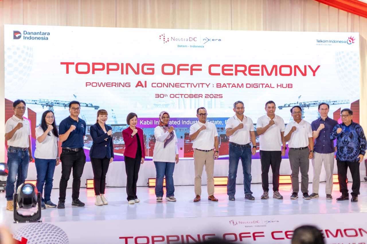 CFO Singtel Digital Infraco And Nxera Cyndi Pei (kelima dari kiri), Direktur Utama Telkom Indonesia Dian Siswarini (tengah), Director of Business Performance and Assets Optimization Danantara Indonesia Bhimo Aryanto (tengah), Direktur Strategic Business Development & Portfolio Telkom Indonesia Seno Soemadji (kelima dari kanan), CEO NeutraDC Andreuw ThAF (keempat dari kanan), dan CEO NeutraDC Nxera Batam Indrama YM Purba (ketiga dari kanan) saat sesi Topping Off Ceremony pada acara Topping Off Ceremony “Powering AI Connectivity: Batam Digital Hub” di kawasan industri Kabil, Batam, pada Kamis, (30/10). Foto: Telkom Indonesia