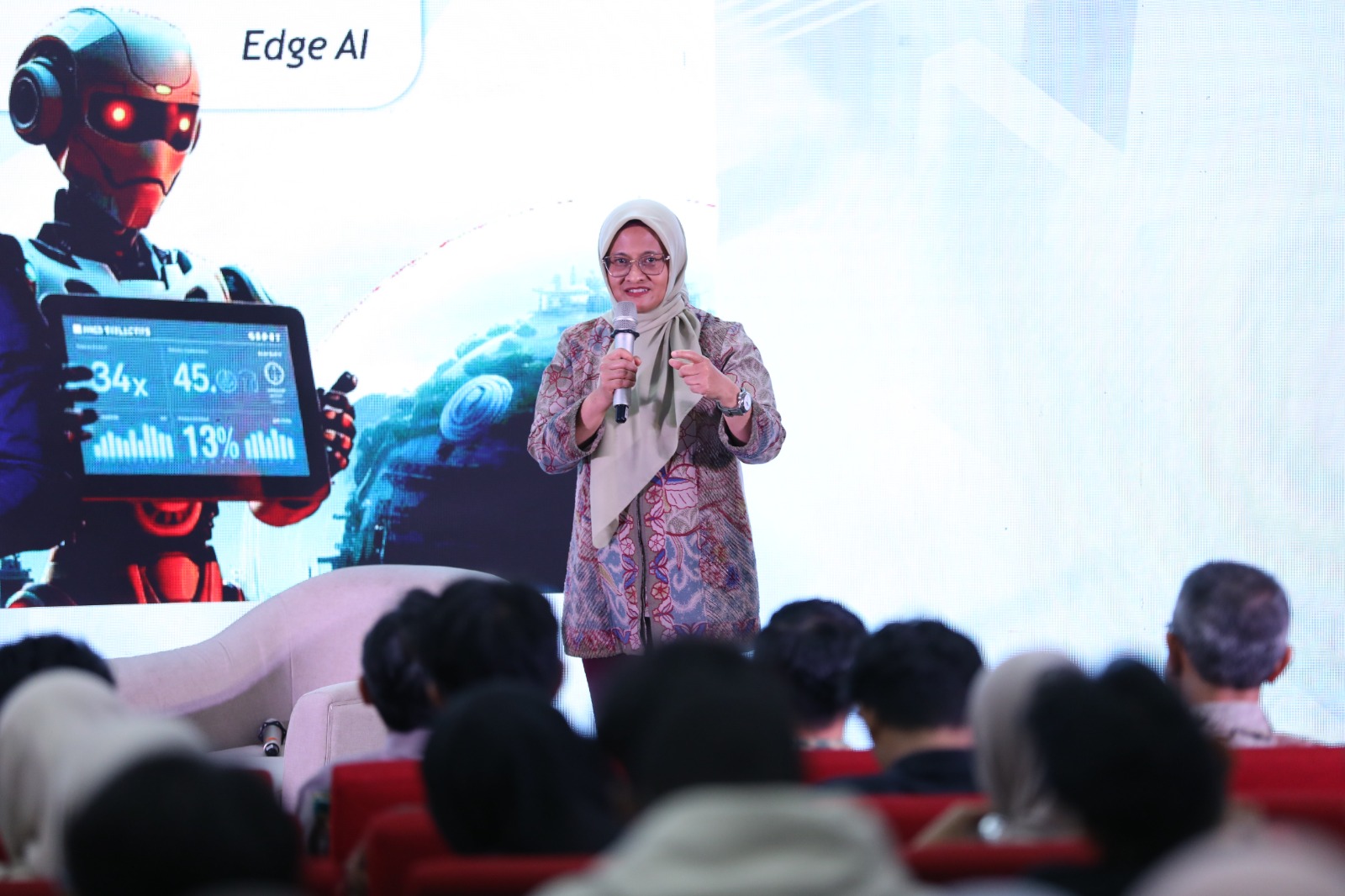 Telkom Hadirkan Startup Binaan Berbasis AI Dalam Acara AI Campus di UMY 2 Direktur Utama Telkom Dian Siswarini saat memberikan pemaparan pada acara peluncuran Telkom AI Campus di Universitas Muhammadiyah Yogyakarta (UMY) pada Kamis (23/10/2025). Foto: Telkom Indonesia