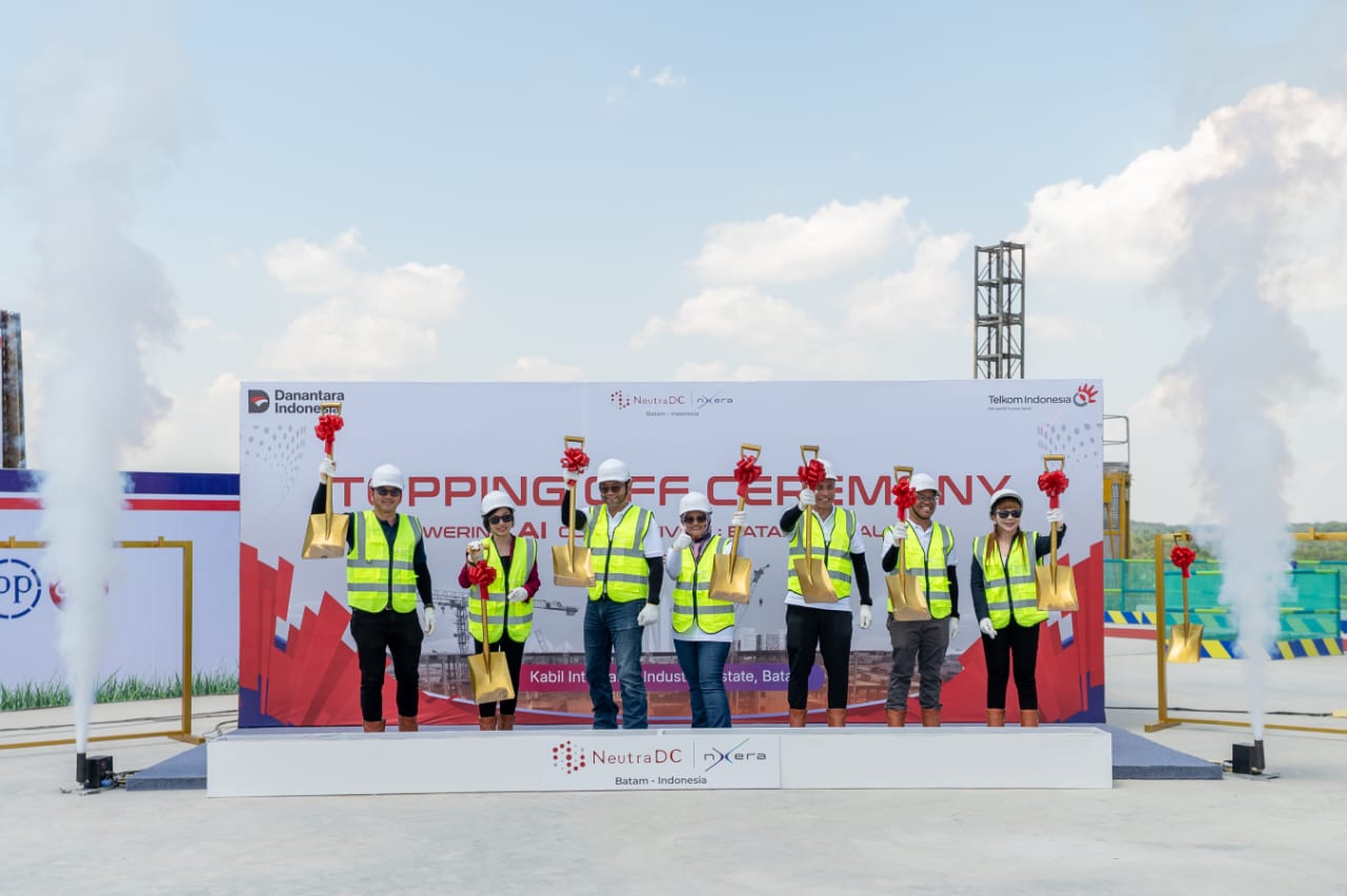 Lakukan Topping Off, TelkomGroup Siap Operasikan Hyperscale Data Center NeutraDC Nxera Batam Dukung Ekosistem AI 2 (Dari kiri ke kanan) VP Renewables Of Medco Power Indonesia Adrianto Darmoyo, CFO Singtel Digital Infraco And Nxera Cyndi Pei, Direktur Strategic Business Development & Portfolio Telkom Indonesia Seno Soemadji, Direktur Utama Telkom Indonesia Dian Siswarini, CEO NeutraDC Group Andreuw Th.A.F, CEO NeutraDC Nxera Batam Indrama YM Purba, Group Chief Corporate Officer Designate, Singtel Gan Siok Hoon saat melakukan simbolisasi Topping Off di atap gedung campus data center (BTM-1) NeutraDC Nxera Batam, pada Kamis, (30/10). Foto: Telkom Indonesia