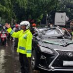Mobil Lexus ringsek tertimpa pohon tumbang di Pondok Indah, Minggu (26/10/2025). Foto: X @TMCPoldaMetro