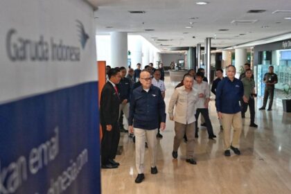 Direktur Utama Garuda Indonesia Glenny Kairupan, Menteri Perhubungan Dudy Purwagandhi , dan Komisaris Utama Garuda Indonesia, Marsekal Purn. Fajar Prasetyo di Garuda Sentra Operasi, Tangerang, Rabu (29/10). (Foto: web kementerian perhubungan)