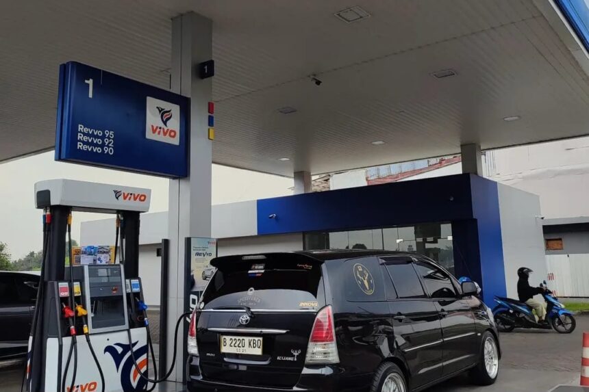 SPBU mengalami penyesuaian mulai hari ini, Selasa (1/10/2025). SPBU Vivo resmi menaikkan harga untuk seluruh jenis BBM yang dijual. Foto: IG @kijang.keluarga