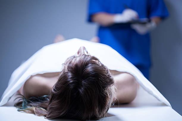 Ilustrasi, Closeup wanita berbaring di kamar mayat. Foto: Istock @KatarzynaBialasiewicz