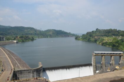 Tampilan Waduk Saguling sebagai lokasi PLTS Terapung Saguling yang diproyeksikan mampu menghasilkan lebih dari 130 _Gigawatt hour_ (GWh) listrik per tahun. Jumlah tersebut cukup untuk memenuhi kebutuhan energi sekitar 24.000 rumah tangga sekaligus mengurangi emisi karbon hingga 104.000 ton CO₂ per tahun. Pembangkit ini ditargetkan akan beroperasi secara komersial pada November 2026. Foto: Dok PLN