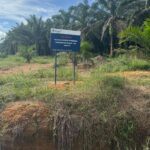 FOTO : Pemasangan papan larangan di lahan warga beberapa waktu lalu (dok. Pribadi)