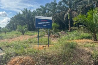 FOTO : Pemasangan papan larangan di lahan warga beberapa waktu lalu (dok. Pribadi)