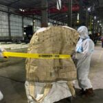 Tim Khusus Pelaksana melakukan pengukuran tingkat radiasi saat proses dekontaminasi temuan tercemar Cesium-137 (Cs-137) di Kawasan Industri Modern Cikande, Serang, Banten, Kamis (2/10/2025). Langkah ini menjadi bagian penting dalam memastikan keamanan lingkungan dan kesehatan masyarakat sekitar. Foto: X @andreasharsono