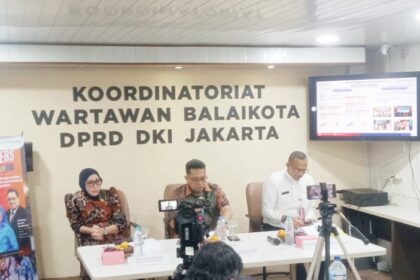 Direktur Utama Dharma Jaya Raditya Endra Budiman (tengah) saat paparan.(foto Sofian/ipol.id)