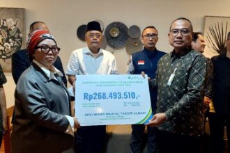 BPJS Ketenagakerjaan menyerahkan santunan Jaminan Sosial Ketenagakerjaan (Jamsostek) atas meninggalnya atlet nasional gimnastik, Naufal Takdir Al Bari (19).