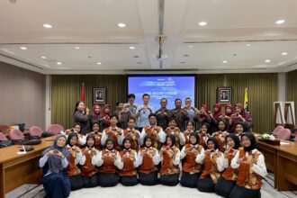 Sejumlah siswa SMKN dalam kegiatan Penandatanganan MoU (memorandum of understanding) Bogasari dengan SMKN 3 Kediri dilakukan pada Kamis (2/10/2025) di Gedung Bromo, pabrik Bogasari Surabaya, Jawa Timur. Foto: Ist