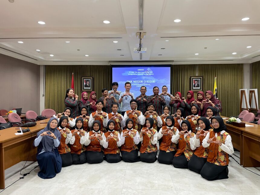 Sejumlah siswa SMKN dalam kegiatan Penandatanganan MoU (memorandum of understanding) Bogasari dengan SMKN 3 Kediri dilakukan pada Kamis (2/10/2025) di Gedung Bromo, pabrik Bogasari Surabaya, Jawa Timur. Foto: Ist