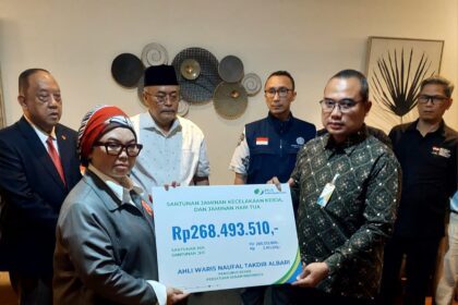 BPJS Ketenagakerjaan menyerahkan santunan Jaminan Sosial Ketenagakerjaan (Jamsostek) atas meninggalnya atlet nasional gimnastik, Naufal Takdir Al Bari (19). Foto: BPJS Ketenagakerjaan