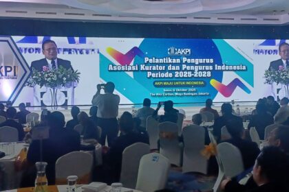 Ketua Umum AKPI Periode 2025-2028, Jimmy Simanjuntak dalam acara Pelantikan Pengurus Asosiasi Kurator dan Pengurus Indonesia (AKPI) Periode 2025-2028, mengangkat tema "AKPI Maju Untuk Indonesia" di Hotel Ritz Carlton Mega Kuningan, Jakarta Selatan, Senin (6/10/2025) malam. Foto: Joesvicar Iqbal/ipol.id