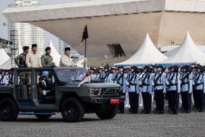 Presiden Republik Indonesia, Prabowo Subianto didampingi Menteri Pertahanan RI, Sjafrie Sjamsoeddin dan Panglima TNI, Agus Subiyanto saat melakukan inspeksi peserta Upacara Peringatan HUT ke-80 Tentara Nasional Indonesia (TNI) di Monumen Nasional (Monas), Jakarta, pada Minggu (5/10).