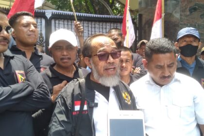 Ketua Umum PB Pendekar, Sasriponi Bahrin Ranggolawé saat menyampaikan tuntutan di depan Gedung Utama Kejaksaan Agung, Jakarta Selatan. Foto: Dok Pendekar