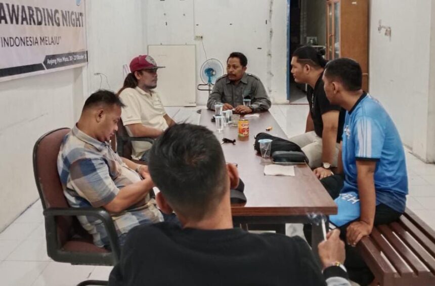 Penasehat Gubernur Aceh Bidang Investasi dan Hubungan Luar Negeri, Teuku Emi Syamsyumi, yang akrab disapa Abu Salam, melakukan kunjungan silaturahmi ke Kantor Serikat Perusahaan Pers (SPS) Provinsi Aceh di Banda Aceh, Kamis malam, 9 Oktober 2025 sekitar pukul 23.30 WIB.