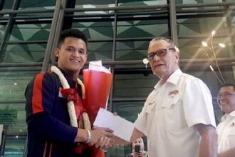 Tim Angkat Besi Indonesia yang usai berlaga di Kejuaraan Dunia Angkat Besi 2025 di Fode, Norwegia, tiba di Tanah-Air, Kamis(19/10) malam.