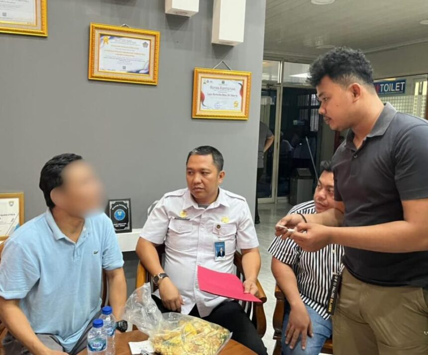 Petugas Lapas Narkotika Kelas IIA Jakarta mengendus adanya penyelundupan narkotika jenis sabu dan mengamankan terduga pelaku seorang pengunjung hendak menjenguk napi di lokasi, Kamis (9/10/2025). Foto: Ist