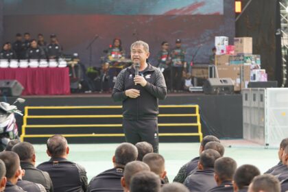 Kasad Jenderal Maruli Simanjuntak saat mengikuti olahraga bersama prajurit, PNS, dan anggota Persit Kartika Chandra Kirana, serta keluarga besar Pusat Kesenjataan Infanteri (Pussenif) dalam rangkaian peringatan HUT ke-80 Korps Infanteri di Markas Pussenif, Bandung, Jawa Barat, Jumat (10/10/2025). Foto: Dispenad