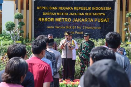 Kapolres Metro Jakarta Pusat, Kombes Pol. Susatyo Purnomo Condro saat memimpin apel di Mapolres Jakarta Pusat, Kemayoran, Jakarta Pusat, Sabtu (11/10/2025). Foto: Dok Polres Jakarta Pusat