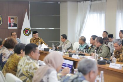 Menko PMK Pratikno memimpin rapat tingkat menteri membahas terkait keamanan infrastruktur bangunan pendidikan, bersama Menteri Agama RI, Nasaruddin Umar, Menteri Pekerjaan Umum RI, Dody Hanggodo dan Kepala BNPB Letjen TNI Suharyanto (rompi tactical) di Kantor Kemenko PMK, Jakarta, Jumat (10/10/2025). Foto: Ist