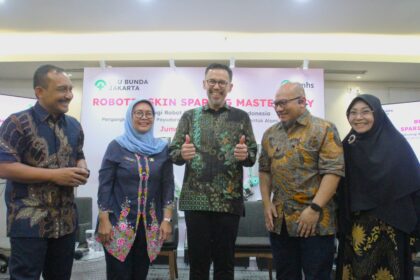 (Ki-ka) President Director PT Bundamedik Tbk (BMHS), Agus Heru Darjono; Kepala Suku Dinas Kesehatan Jakarta Pusat, dr. Rismasari, MARS; President Commissioner PT Bundamedik Tbk, Dr. dr. Ivan Rizal Sini, Sp.OG, FRANZCOG, GDRM, MMIS; Dokter Bedah Plastik Rekonstruksi dan Estetik RSU Bunda Jakarta, dr. Afriyanti Sandhi, Sp.BP-RE, FLB, MARS dalam acara peluncuran Operasi Robotic Skin Sparing Mastectomy Pertama di Indonesia di Jakarta, Jumat (10/10/2025). Foto: Ist