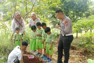 Upaya menanamkan gaya hidup sehat sejak usia dini dilakukan oleh TK Islam Bhina Bangsa, Pamulang, Tangerang, melalui kegiatan edukatif bertajuk farming visit ke AAA Hidroponik by Kalia Farm, Cinangka, pada Senin (13/10/2025).