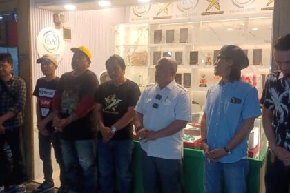 Pengurus Sekretariat Bacan Academy Pasar Rawa Bening, Airlangga, bersama Kepala Pasar Rawa Bening, Ahmad Subhan, dan Yohanes Setyawan selaku Ketua Pengurus Harian Asosiasi Puspa Cakra dan sejumlah komunitas batu Bacan dalam pembukaan kios cabang baru Langga Stone di Pasar Rawa Bening, Jatinegara, Jakarta Timur, Senin (13/10/2025) sore. Foto: Joesvicar Iqbal/ipol.id
