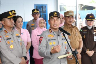 Kapolda Riau, Irjen Pol Herry Heryawan didampingi Kapolres Inhil, AKBP Farouk Oktora dan jajaran serta Bhayangkari saat meresmikan Dapur Satuan Pelayanan Pemenuhan Gizi (SPPG) di Polres Indragiri Hilir (Inhil), Senin (13/10/2025). Foto: Ist