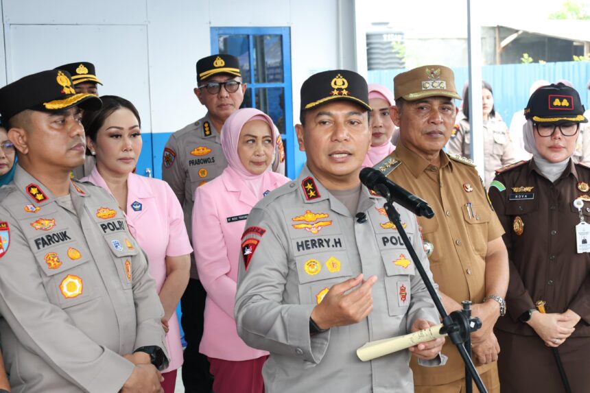 Kapolda Riau, Irjen Pol Herry Heryawan didampingi Kapolres Inhil, AKBP Farouk Oktora dan jajaran serta Bhayangkari saat meresmikan Dapur Satuan Pelayanan Pemenuhan Gizi (SPPG) di Polres Indragiri Hilir (Inhil), Senin (13/10/2025). Foto: Ist
