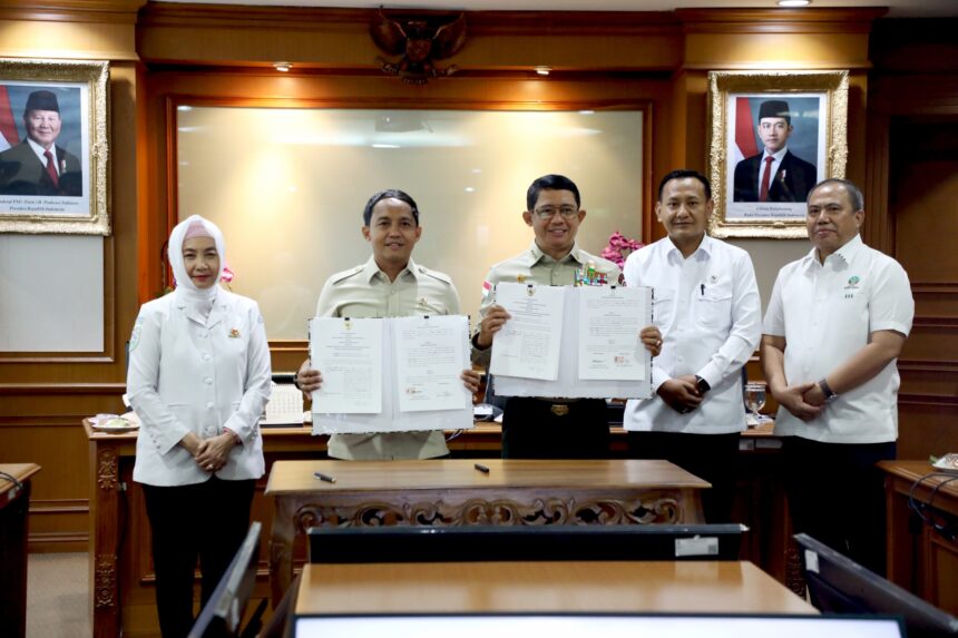 Penandatanganan Nota Kesepahaman Badan Nasional Penanggulangan Bencana (BNPB) dengan Kementerian Kehutanan di Gedung Manggala Wanabakti, lantai 4, Kementerian Kehutanan, Senin (13/10/2025). Foto: Ist