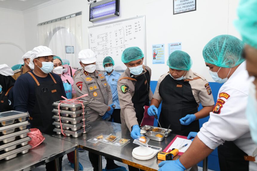Kapolda Riau Irjen Pol Herry Heryawan dan jajaran bersama Bhayangkari saat memantau kualitas Makanan Bergizi Gratis (MBG) di SPPG Indragiri Hilir (Inhil) Dapur dikelola Yayasan Kemala Bhayangkari Cabang Polres Inhil di Jalan Baru Yusuf Parit, Kelurahan Tembilahan Hulu, Senin (13/10/2025). Foto: Ist