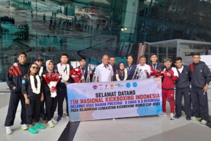 Ketua Umum PP KBI Ngatino saat menyambut kedatangan Timnas Kickboxing Indonesia di Bandara Soekarno-Hatta Tangerang, Banten,. Senin (13/10/2025).
