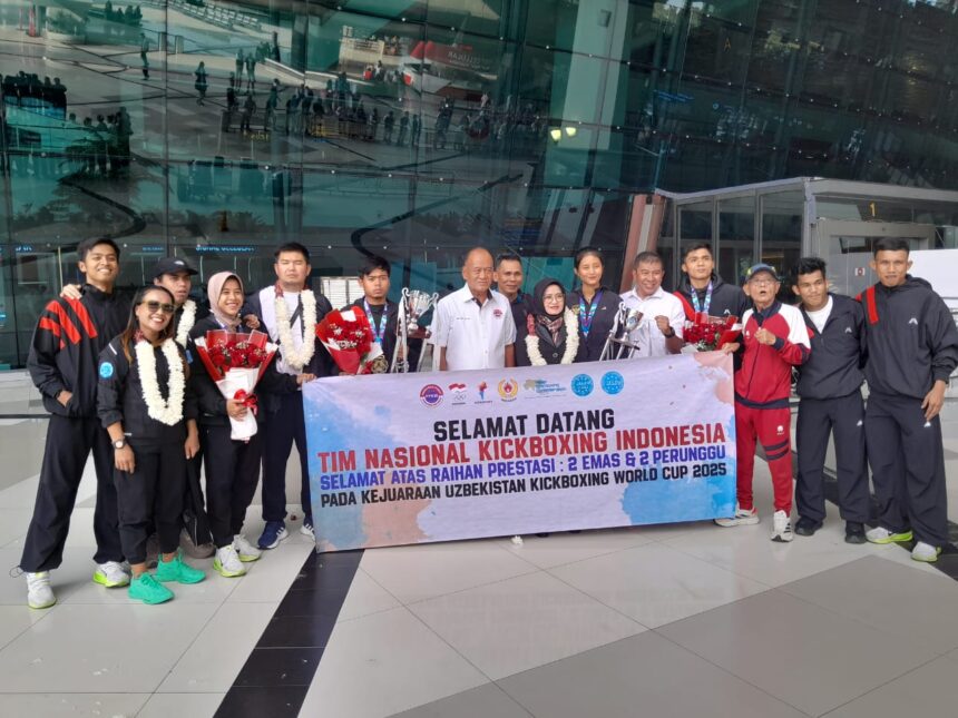 Ketua Umum PP KBI Ngatino saat menyambut kedatangan Timnas Kickboxing Indonesia di Bandara Soekarno-Hatta Tangerang, Banten,. Senin (13/10/2025).