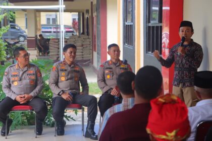 Wakapolda Sulawesi Tengah, Brigjen Pol Helmi Kwarta Kusuma Putra Rauf didampingi Ketua Tim Kabag Penum Divhumas Polri, Kombes Pol Erdi A Chaniago dan Ustaz Imron (eks narapidana terorisme) Ketua Yayasan Lingkar Perdana Poso dalam kegiatan Focus Group Discussion (FGD) Program Kontra Radikal di Aula Sarja Arya Racana Polres Sigi, Sulawesi Tengah, Senin (13/10/2025). Foto: Ist