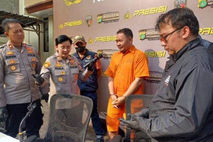 Kapolsek Pesanggrahan, AKP Seala Syah Alam didampingi Kasi Humas Polres Metro Jakarta Selatan, Kompol Murodih dan jajaran saat meminta keterangan dari Baban Adi Kurnia, 43, tersangka penipuan dan penggelapan uang perusahaan Rp572 juta di Mapolsek Pesanggrahan, Jakarta Selatan, Rabu (15/10/2025) sore. Foto: Joesvicar Iqbal/ipol.id