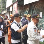 Menyusul Surat Peringatan (SP) 1, Pemkot Administrasi Jakarta Selatan melalui Satpol PP memberikan surat peringatan (SP) 2 kepada para pedagang yang masih bertahan di Loksem Barito, Kebayoran Baru, Jakarta Selatan, Rabu (15/10/2025). Foto: Ist