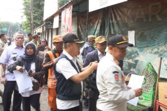 Menyusul Surat Peringatan (SP) 1, Pemkot Administrasi Jakarta Selatan melalui Satpol PP memberikan surat peringatan (SP) 2 kepada para pedagang yang masih bertahan di Loksem Barito, Kebayoran Baru, Jakarta Selatan, Rabu (15/10/2025). Foto: Ist