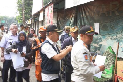 Menyusul Surat Peringatan (SP) 1, Pemkot Administrasi Jakarta Selatan melalui Satpol PP memberikan surat peringatan (SP) 2 kepada para pedagang yang masih bertahan di Loksem Barito, Kebayoran Baru, Jakarta Selatan, Rabu (15/10/2025). Foto: Ist