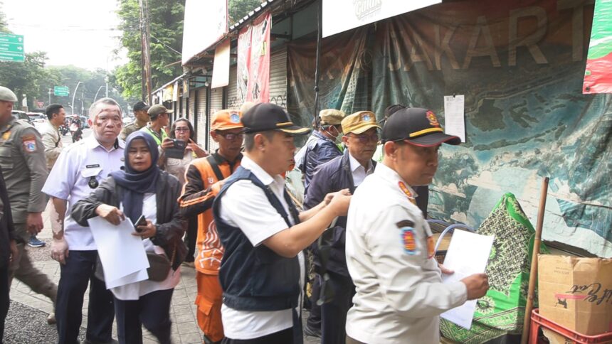 Menyusul Surat Peringatan (SP) 1, Pemkot Administrasi Jakarta Selatan melalui Satpol PP memberikan surat peringatan (SP) 2 kepada para pedagang yang masih bertahan di Loksem Barito, Kebayoran Baru, Jakarta Selatan, Rabu (15/10/2025). Foto: Ist