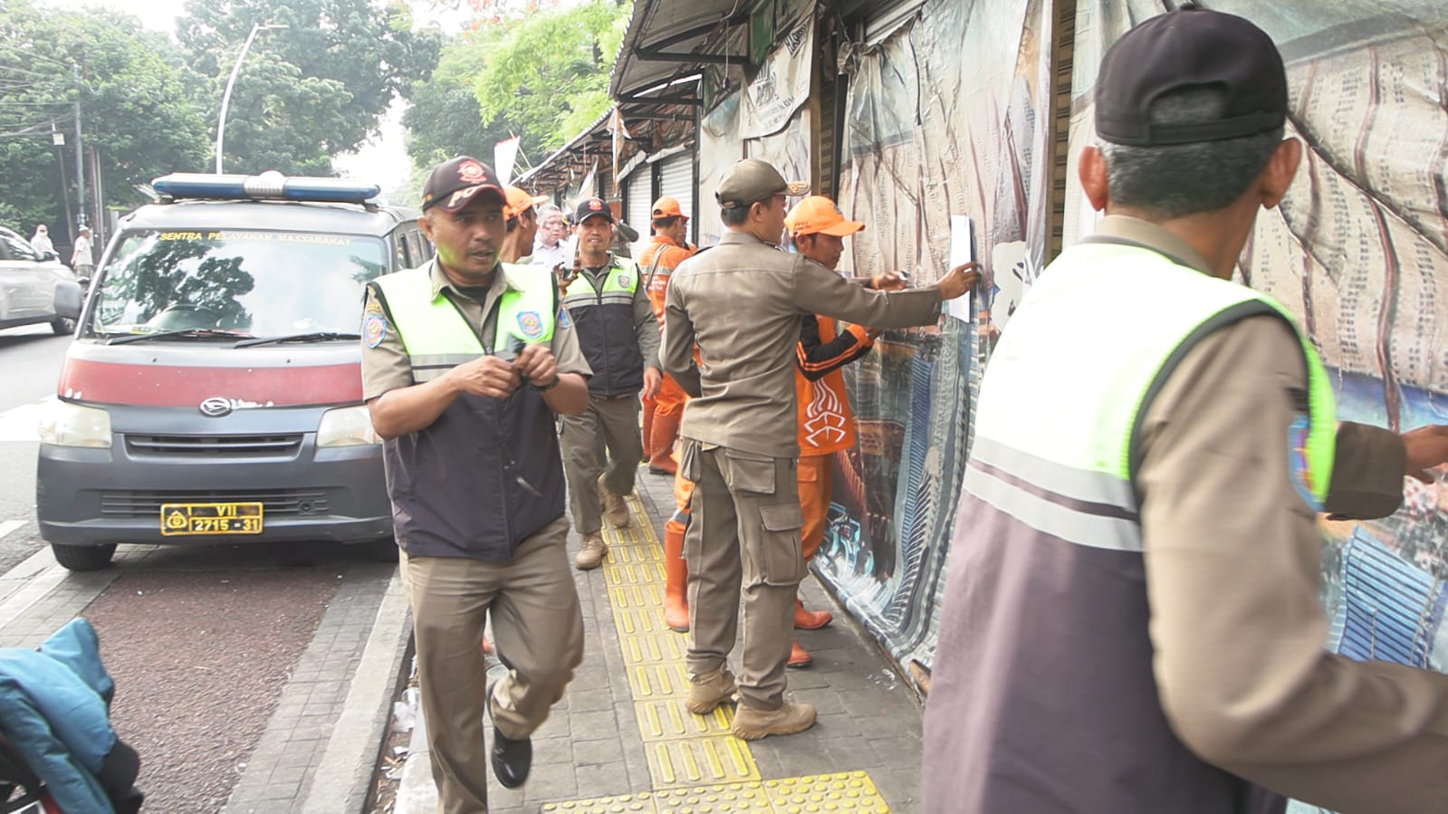 Pedagang Barito Melunak untuk Direlokasi ke Sentra Fauna Lenteng Agung 2 Menyusul Surat Peringatan (SP) 1, Pemkot Administrasi Jakarta Selatan melalui Satpol PP memberikan surat peringatan (SP) 2 kepada para pedagang yang masih bertahan di Loksem Barito, Kebayoran Baru, Jakarta Selatan, Rabu (15/10/2025). Foto: Ist