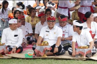 Bupati Tabanan, I Komang Gede Sanjaya menghadiri puncak upacara Pujawali Ngeratep Ring Linggih Ida Betara Sesuhunan Ratu Gede Sakti Dalem Segara Menuh di Pura Dalem Segara Menuh, Banjar Luwus, Desa Luwus, Kecamatan Baturiti, Rabu (15/10/2025).(foto istimewa)