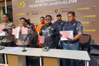 Kapolsek Pesanggrahan, AKP Seala Syah Alam didampingi Kasi Humas Polres Metro Jakarta Selatan, Kompol Murodih dan jajaran menunjukkan barang bukti dalam ungkap kasus penipuan dan penggelapan uang perusahaan senilai Rp572 juta dengan menghadirkan tersangka Baban Adi Kurnia, 43, di Mapolsek Pesanggrahan, Jakarta Selatan, Rabu (15/10/2025) sore. Foto: Joesvicar Iqbal/ipol.id