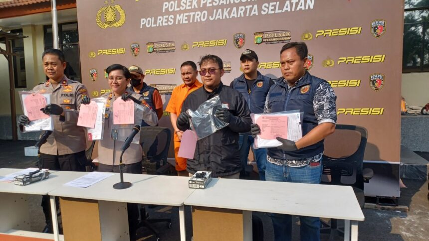 Kapolsek Pesanggrahan, AKP Seala Syah Alam didampingi Kasi Humas Polres Metro Jakarta Selatan, Kompol Murodih dan jajaran menunjukkan barang bukti dalam ungkap kasus penipuan dan penggelapan uang perusahaan senilai Rp572 juta dengan menghadirkan tersangka Baban Adi Kurnia, 43, di Mapolsek Pesanggrahan, Jakarta Selatan, Rabu (15/10/2025) sore. Foto: Joesvicar Iqbal/ipol.id