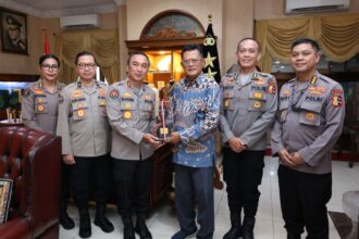 Kepala Divisi Humas Polri Irjen Pol Sandi Nugroho bersama para PJU Humas Polri saat silaturahmi dan anjangsana ke kediaman Kadivhumas Polri periode 1998 Jenderal Polisi (Purn) Tan Sri Da'i Bachtiar, Kamis (16/10/2025). Foto: Ist